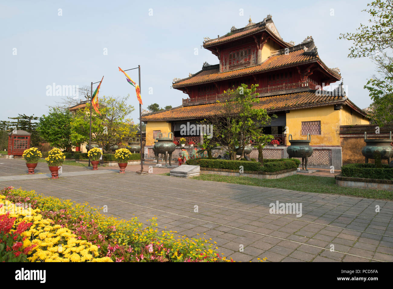 Bronze Urnen vor der Hien Lam Pavillon in der Reichsstadt, die Zitadelle, UNESCO, Hue, Vietnam, Indochina, Südostasien, Asien Stockfoto