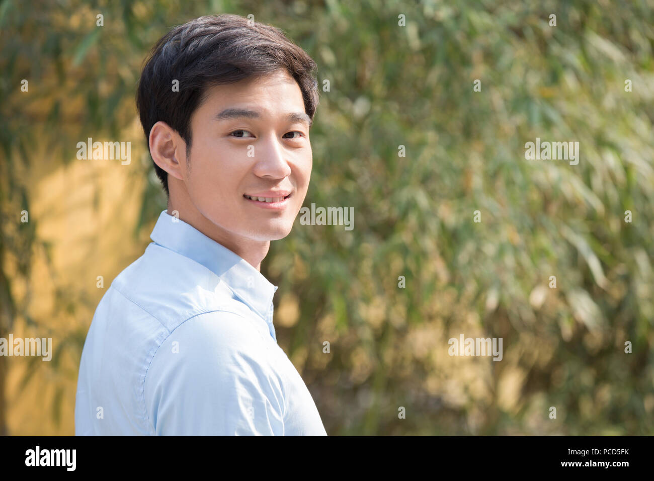 Fröhlicher junger chinesischer Geschäftsmann Stockfoto