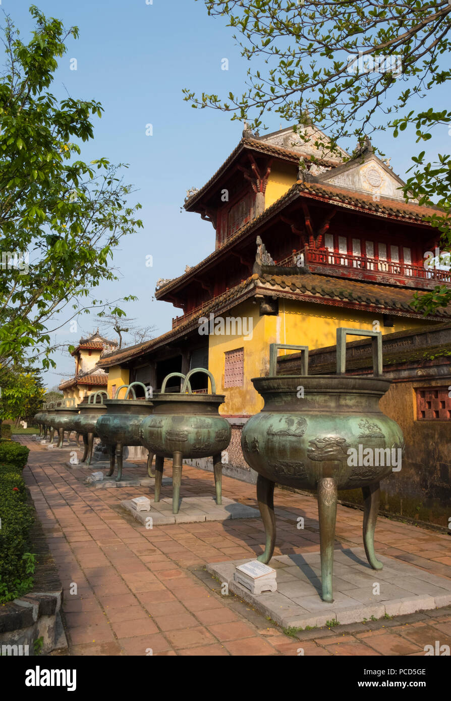 Bronze dynastischen Urnen vor der Hien Lam Pavillon in der Reichsstadt, die Zitadelle, UNESCO, Hue, Vietnam, Indochina, Südostasien Stockfoto