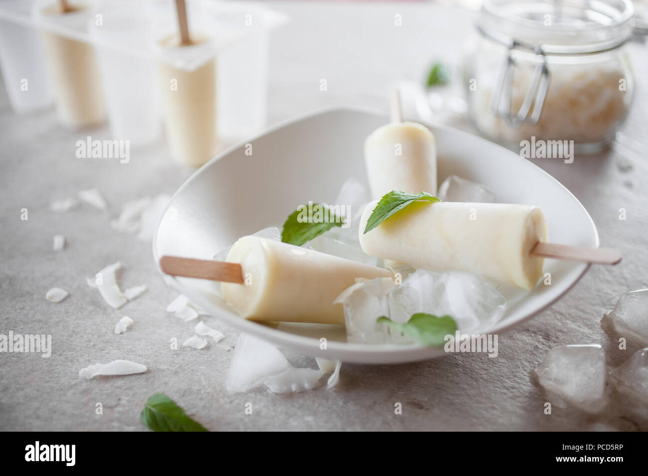 Eis am Stiel aus Ananas und Kokosnuss Stockfoto