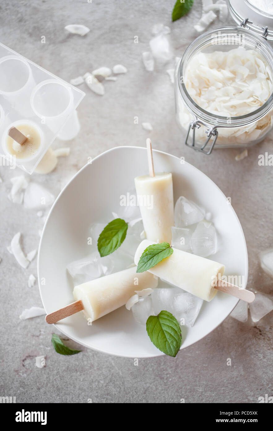 Eis am Stiel aus Ananas und Kokosnuss Stockfoto