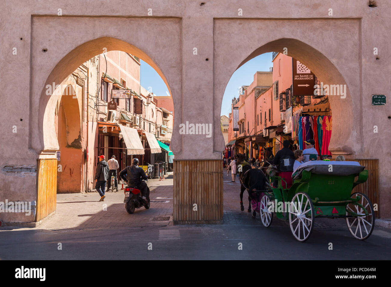 Anzeigen von Pferd und Schlitten auf der Route du Ourika und City Gate im Hintergrund sichtbar, Marrakesch (Marrakesch), Marokko, Nordafrika, Afrika Stockfoto