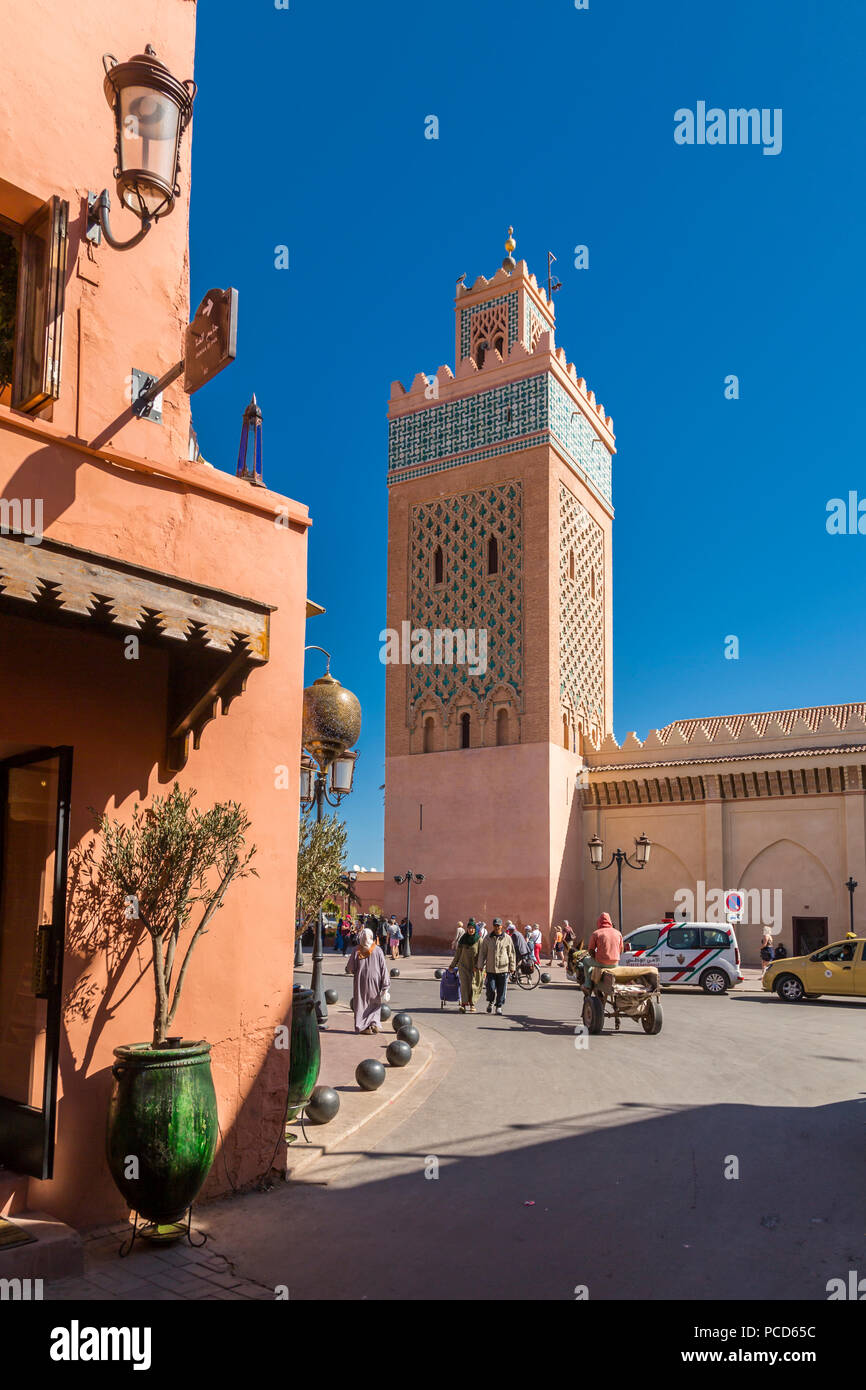 Ansicht des Moulay El Yazid Moschee und Street Scene, Marrakesch (Marrakesch), Marokko, Nordafrika, Afrika Stockfoto