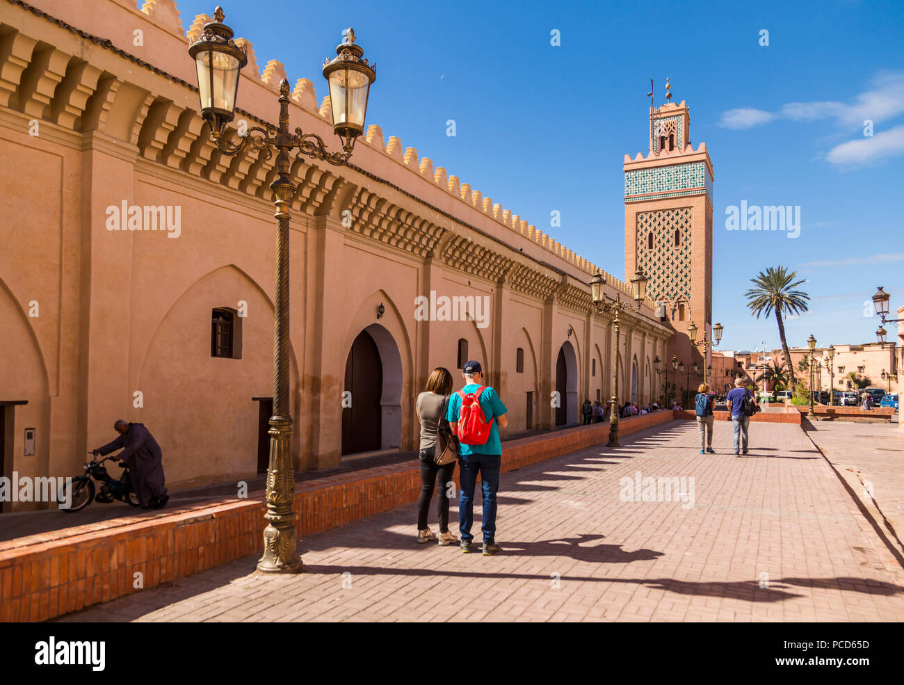 Anzeigen von Moulay El Yazid Moschee mit verzierten lampost, Marrakesch, Marokko, Nordafrika, Afrika gerahmt Stockfoto