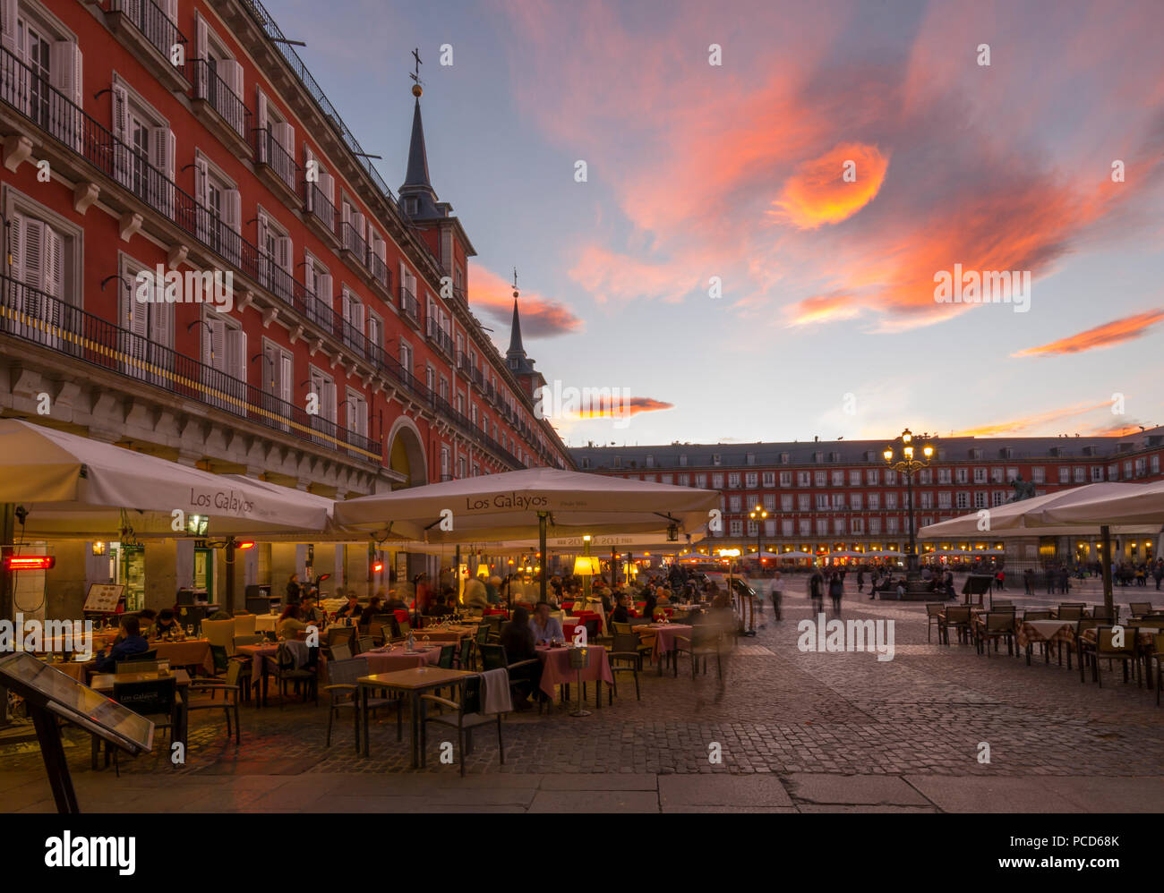 Blick auf die Restaurants an der Plaza Mayor in der Dämmerung, Madrid, Spanien, Europa Stockfoto