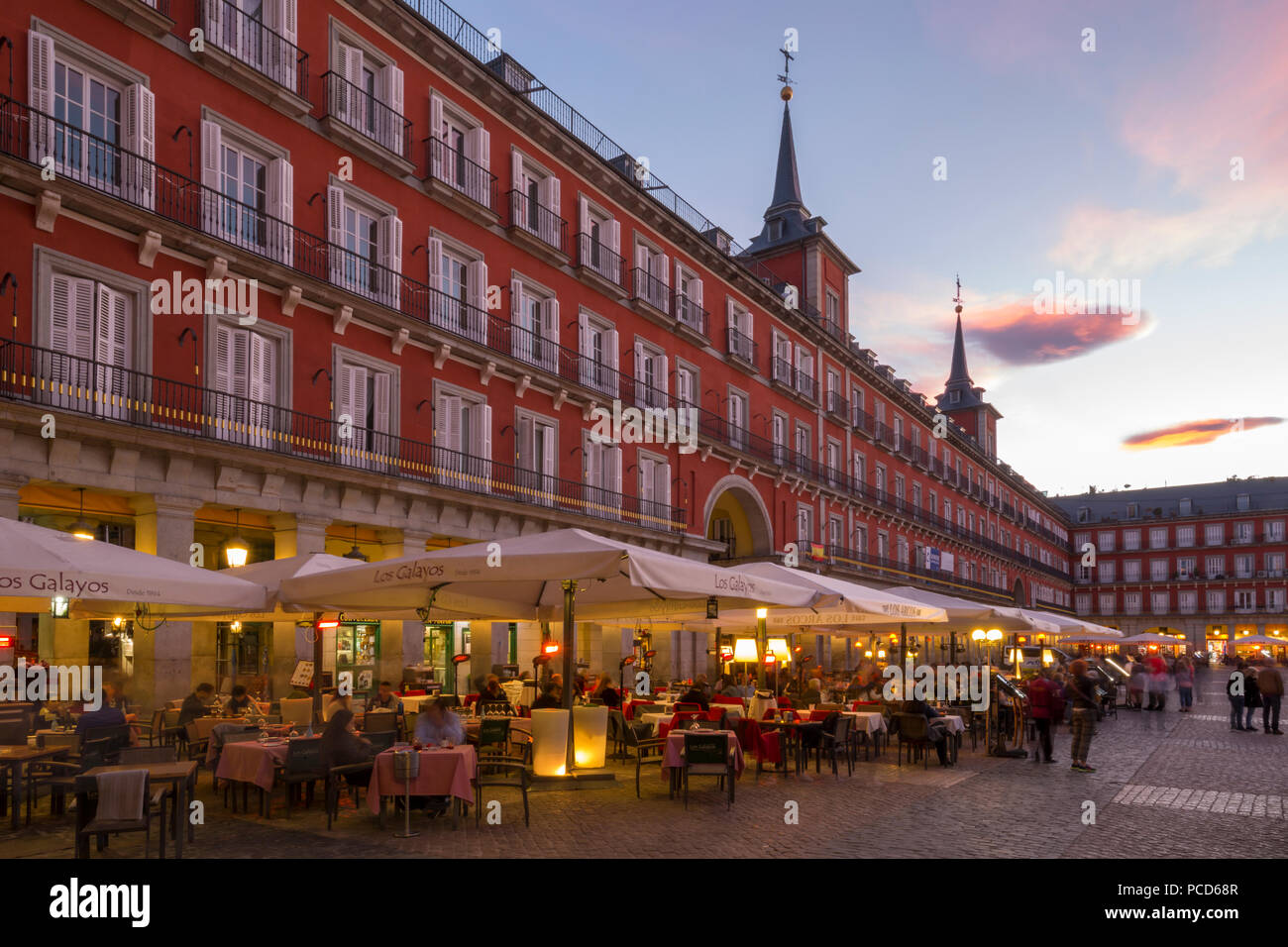 Blick auf die Restaurants an der Plaza Mayor in der Dämmerung, Madrid, Spanien, Europa Stockfoto