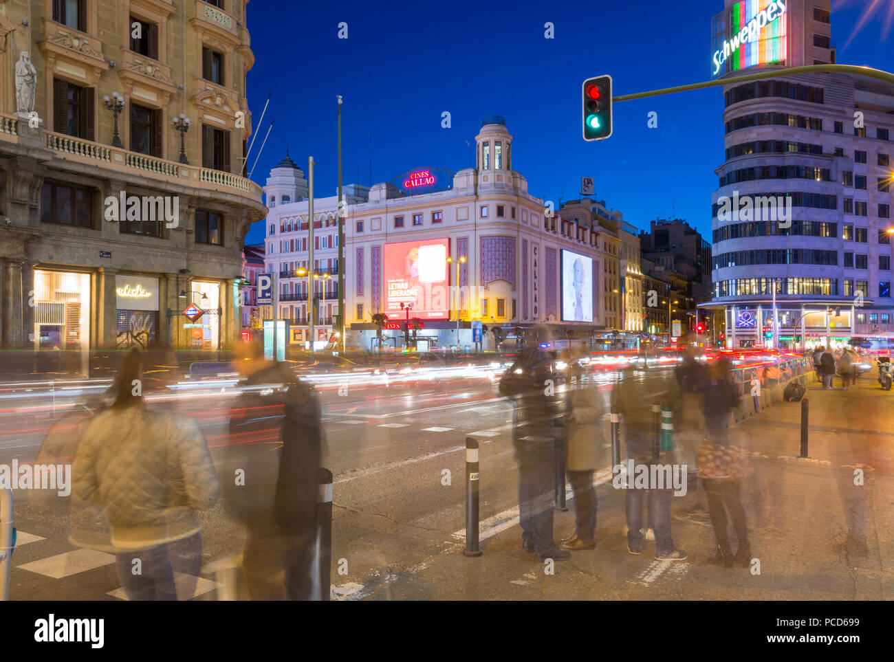 Blick auf Architektur und Trail Lichter auf der Gran Via und der Plaza del Calao bei Dämmerung, Madrid, Spanien, Europa Stockfoto