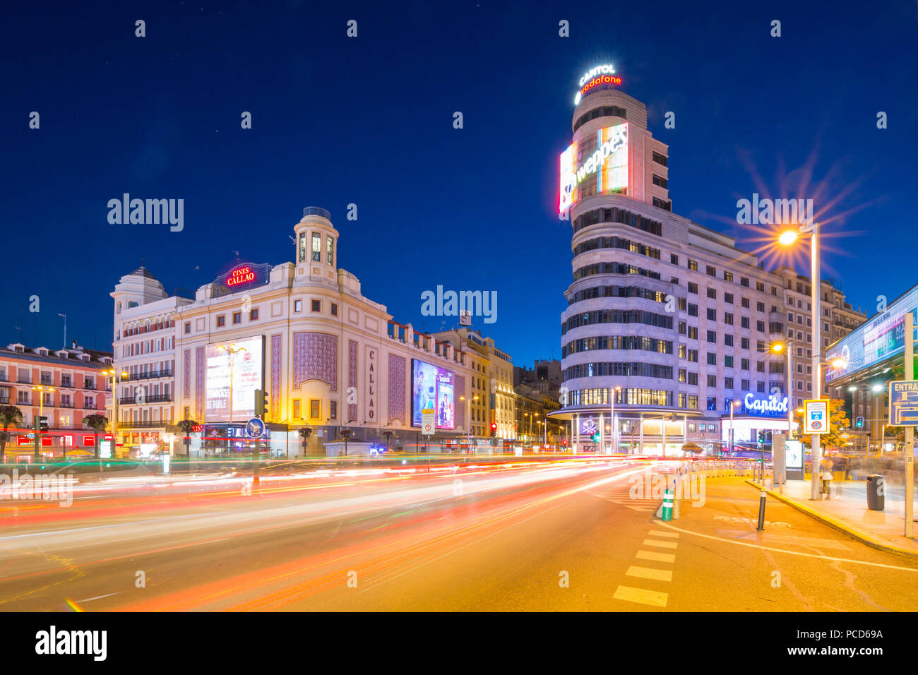 Blick auf Architektur und Trail Lichter auf der Gran Via und der Plaza del Calao bei Dämmerung, Madrid, Spanien, Europa Stockfoto