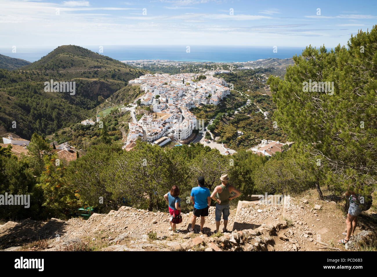 Blick auf weißen andalusischen Dorf mit Blick auf das Meer, Frigiliana, Provinz Malaga, Costa del Sol, Andalusien, Spanien, Europa Stockfoto