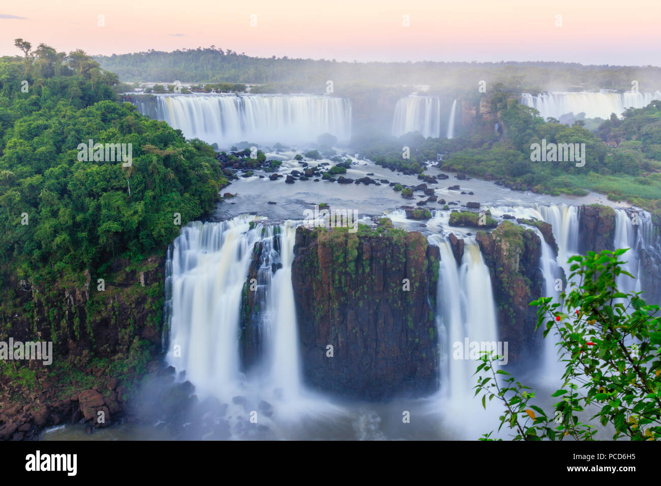 Blick auf den Iguassu (Iguazu) (iguacu) fällt, UNESCO-Weltkulturerbe, ein Wasserfall an der Grenze von Brasilien und Argentinien, Südamerika Stockfoto