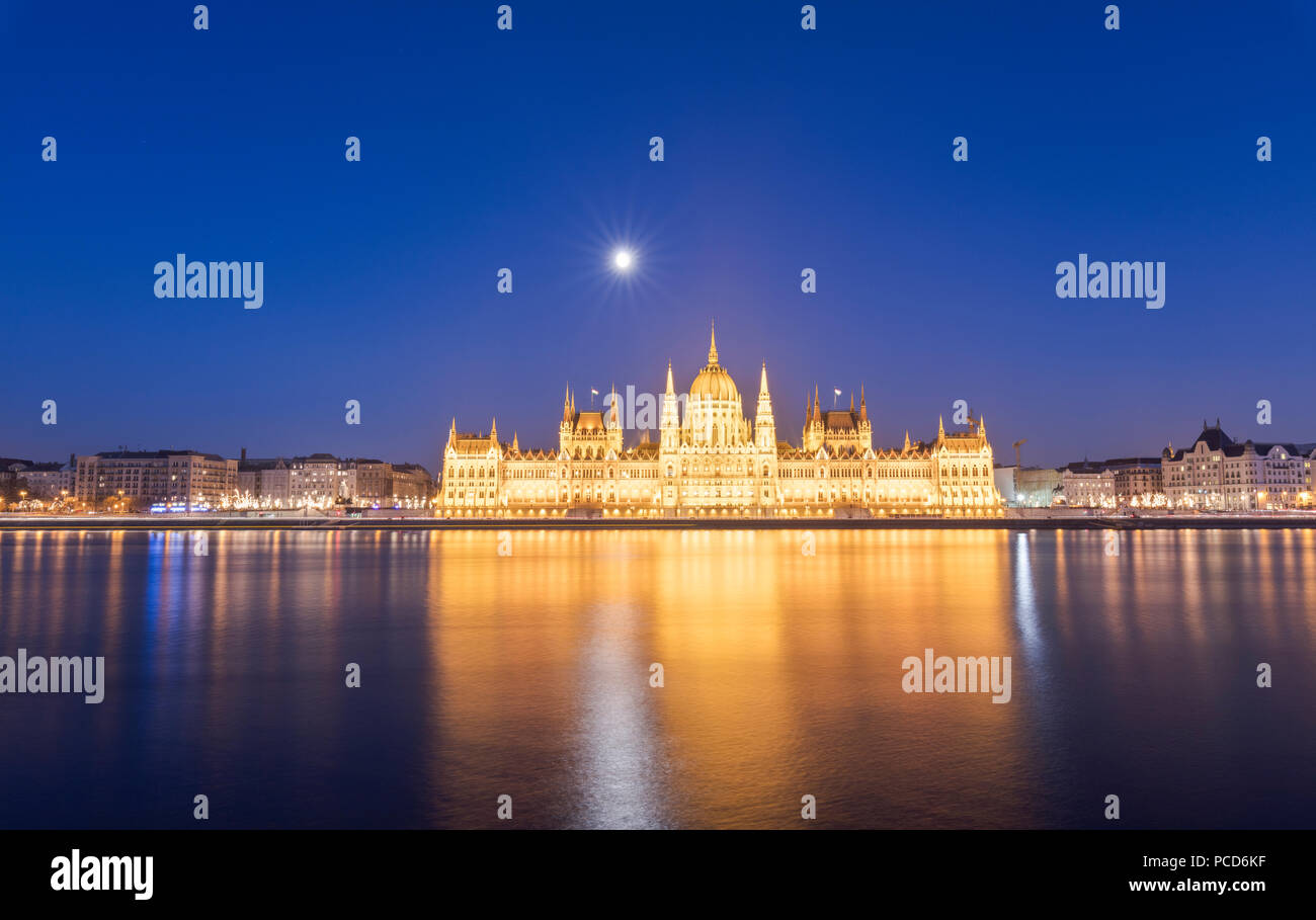 Parlamentsgebäude und der Donau und in der Dämmerung, Budapest, Ungarn, Europa Stockfoto