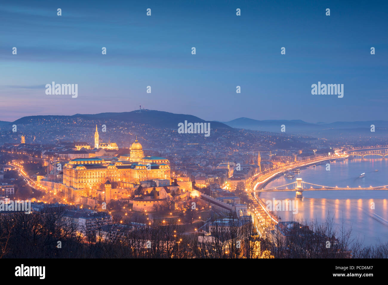 Blick über die Stadt in der Abenddämmerung von der Zitadelle aus auf den Gellertberg, Budapest, Ungarn, Europa Stockfoto