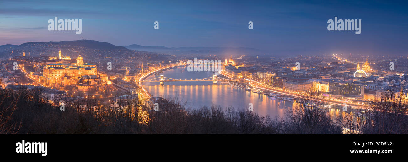 Panoramablick auf die Stadt in der Abenddämmerung von der Zitadelle aus auf den Gellertberg, Budapest, Ungarn, Europa Stockfoto