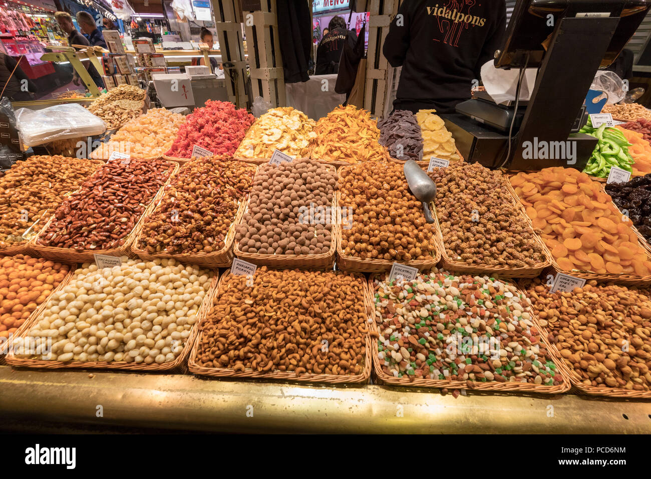 Schalenfrüchte und getrocknete Früchte, La Boqueria Markt, Ciudad Vieja, Barcelona, Katalonien, Spanien, Europa Stockfoto