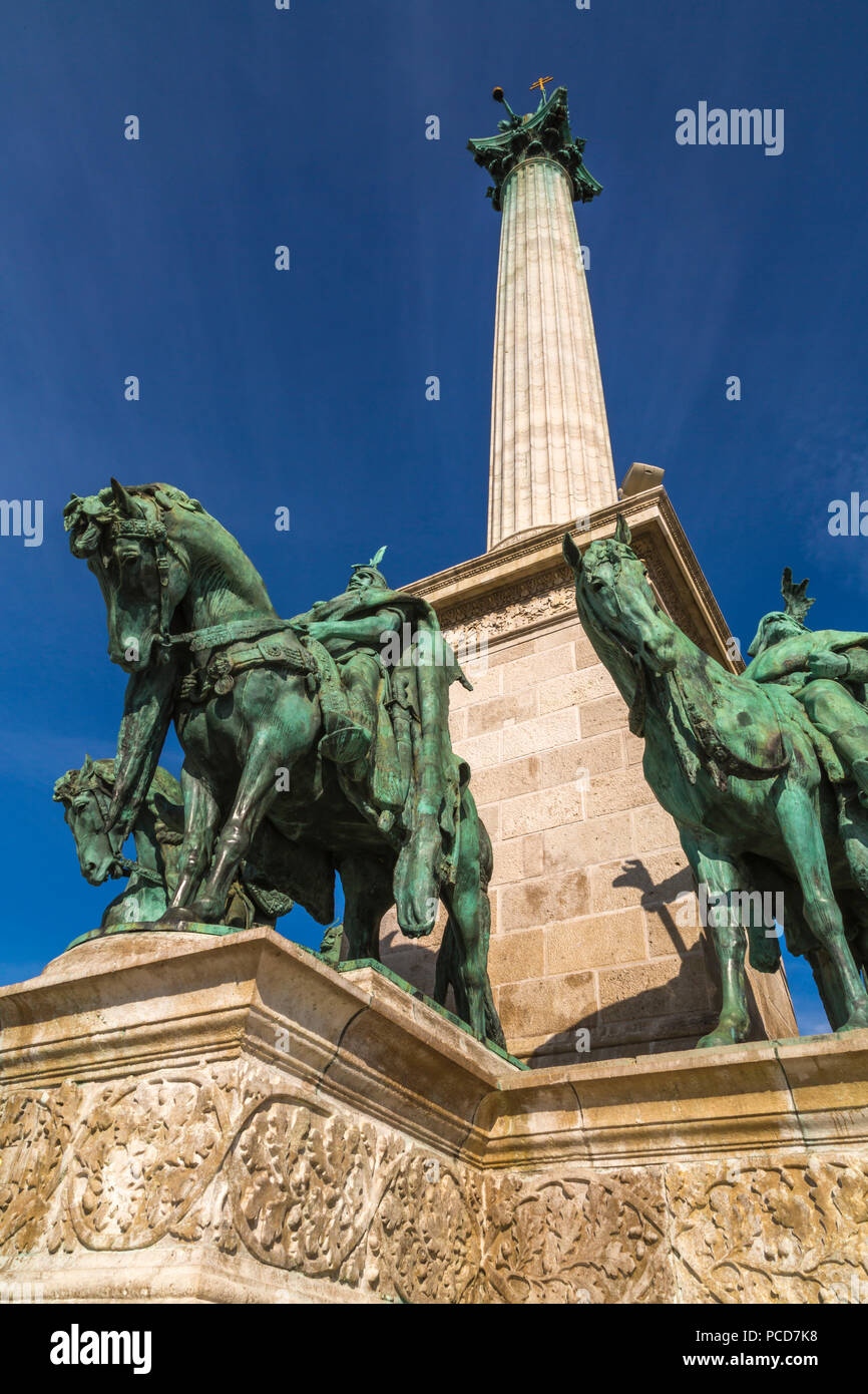 Anzeigen von Millennium Denkmal und der Reiter Denkmal von Fürst Arpad, Heldenplatz, Budapest, Ungarn, Europa Stockfoto
