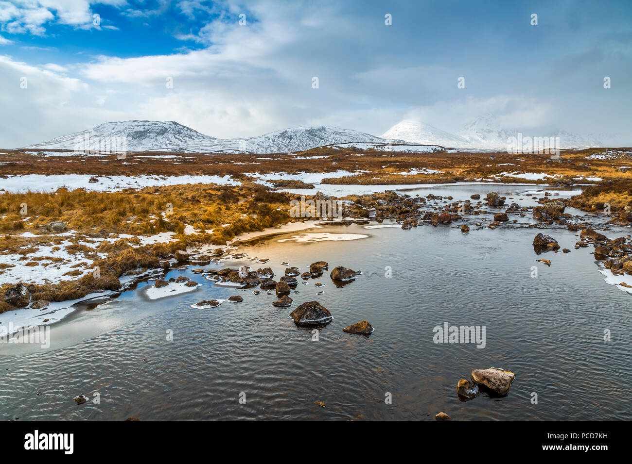 Malerische Aussicht auf die Berge und gefrorenes Wasser in der Nähe der Brücke von Orchy, Highlands, Argyll und Bute, Schottland, Großbritannien, Europa Stockfoto