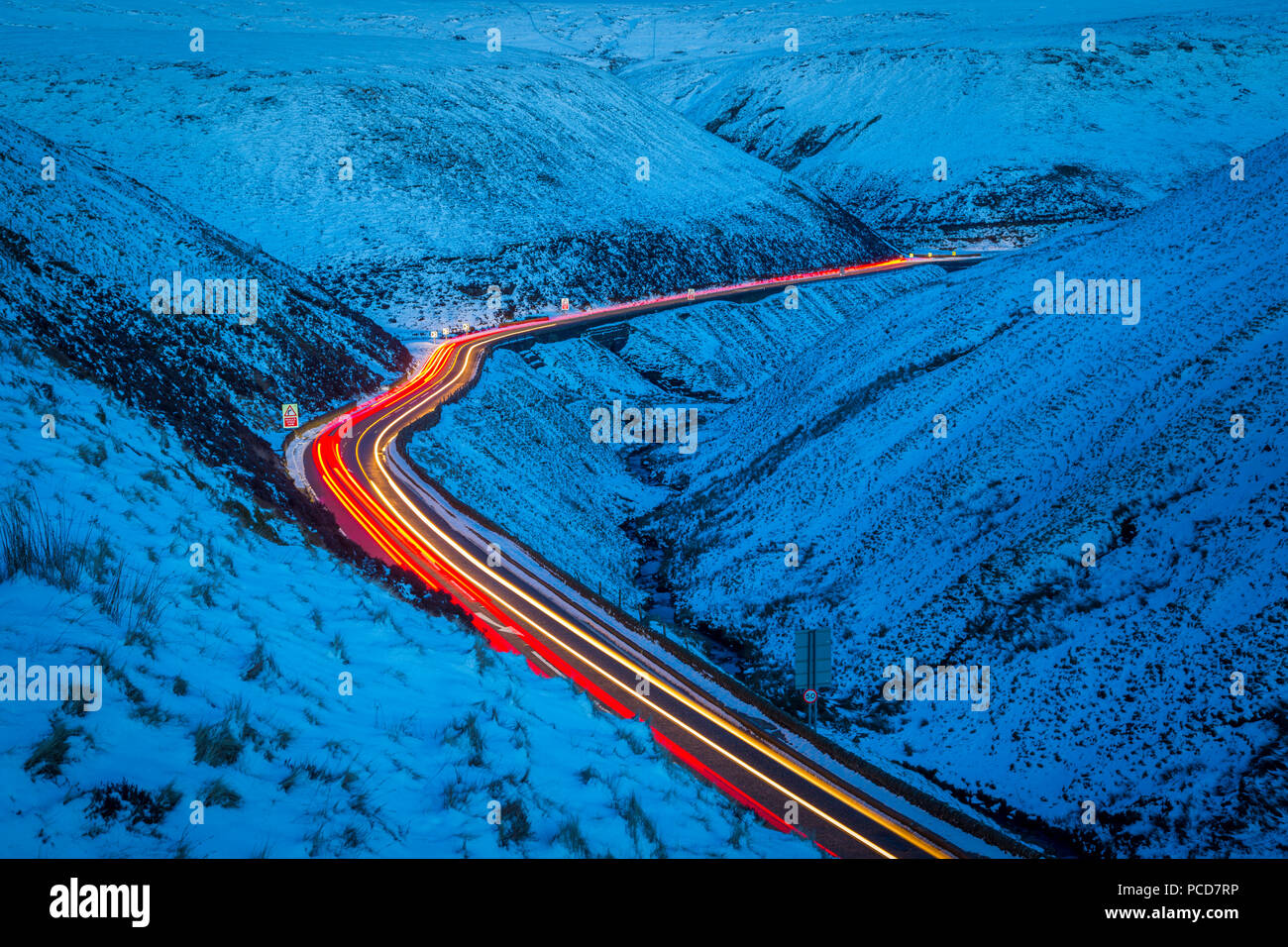 Winterlandschaft und Trail Lichter auf Snake Pass, Nationalpark Peak District, Derbyshire, England, Vereinigtes Königreich, Europa Stockfoto