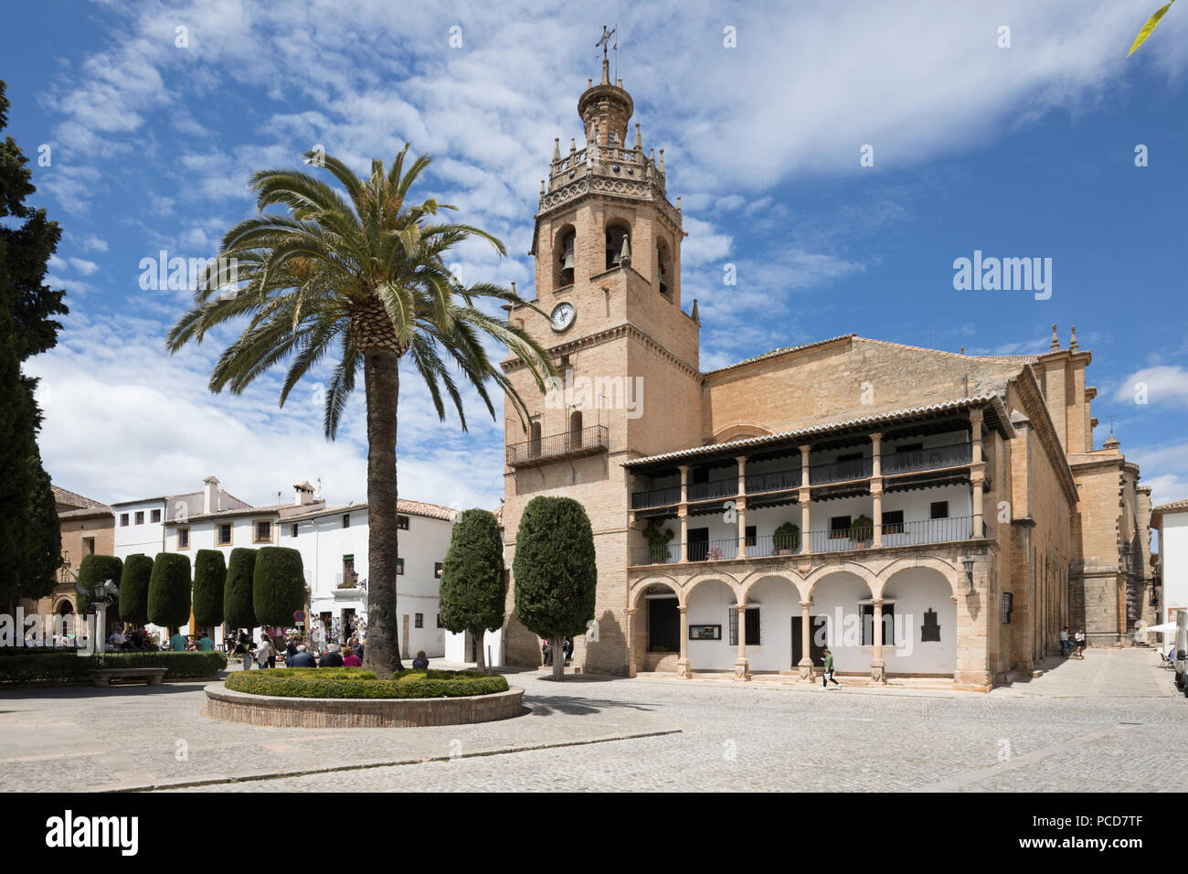 Iglesia de Santa Maria La Mayor in der Plaza Duquesa de Parcent (Rathausplatz), Ronda, Andalusien, Spanien, Europa Stockfoto