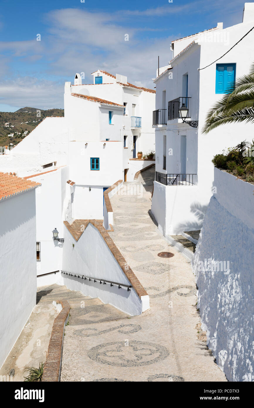 Schmale Gassen mit weiß getünchten andalusischen Häusern, Frigiliana, Provinz Malaga, Costa del Sol, Andalusien, Spanien, Europa Stockfoto