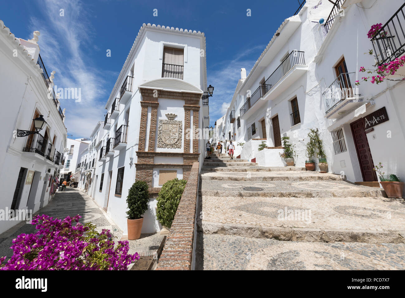 Schmale Gassen mit weiß getünchten andalusischen Häusern, Frigiliana, Provinz Malaga, Costa del Sol, Andalusien, Spanien, Europa Stockfoto