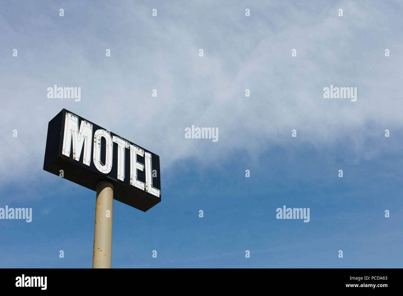 Motel Zeichen gegen den blauen Himmel, in der Nähe von Maple Creek, Saskatchewan, Kanada. Stockfoto