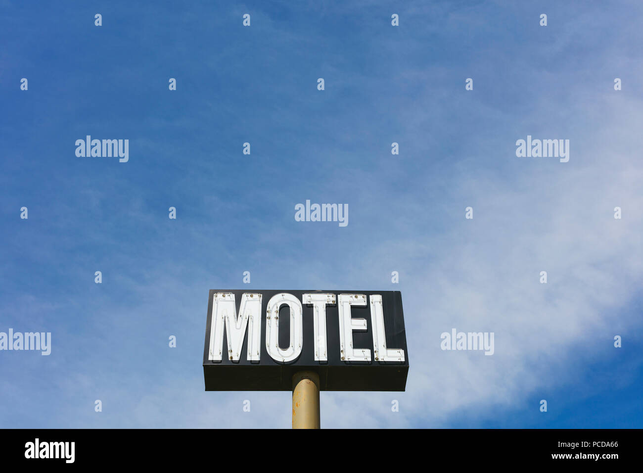 Motel Zeichen gegen den blauen Himmel, in der Nähe von Maple Creek, Saskatchewan, Kanada. Stockfoto