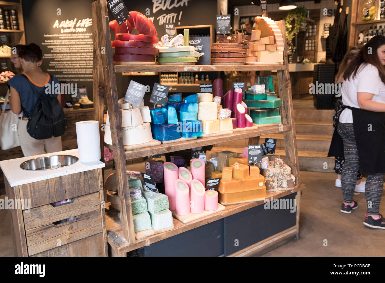 Theken Display in üppigen Shop Shop, Italien - Seifen, Sprudelbad, Bad Bomben etc üppigen Kosmetik Stockfoto