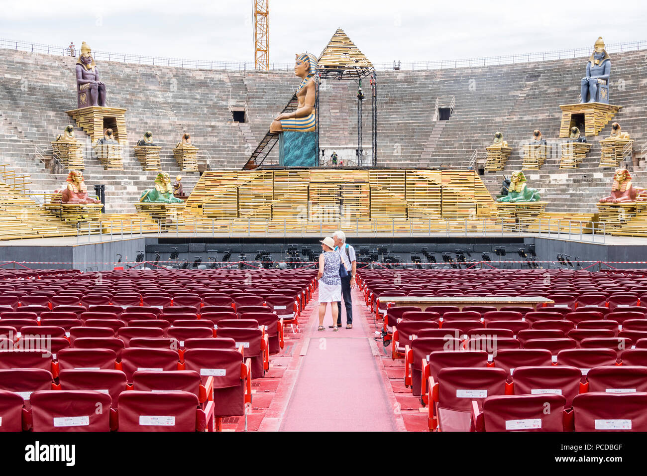 Giuseppe Verdi Aida Opera Stage Setup eingestellt, Arena Verona Italien  Verona Amphitheater, Verona Amphitheater Theater Konzept, Zielgruppe Balkon  Stockfotografie - Alamy