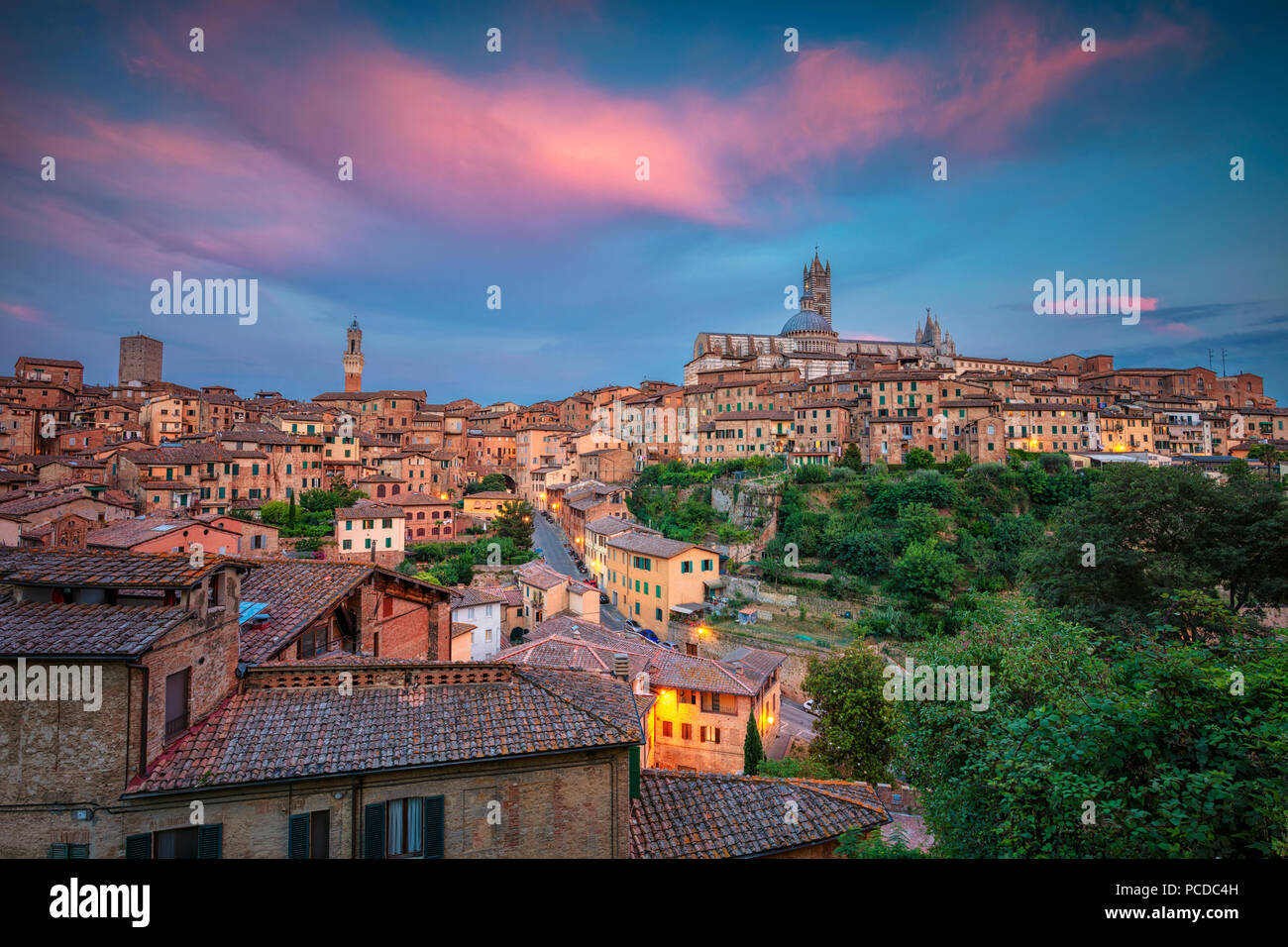 Siena. Stadtbild Luftbild der mittelalterlichen Stadt Siena, Italien während des Sonnenuntergangs. Stockfoto
