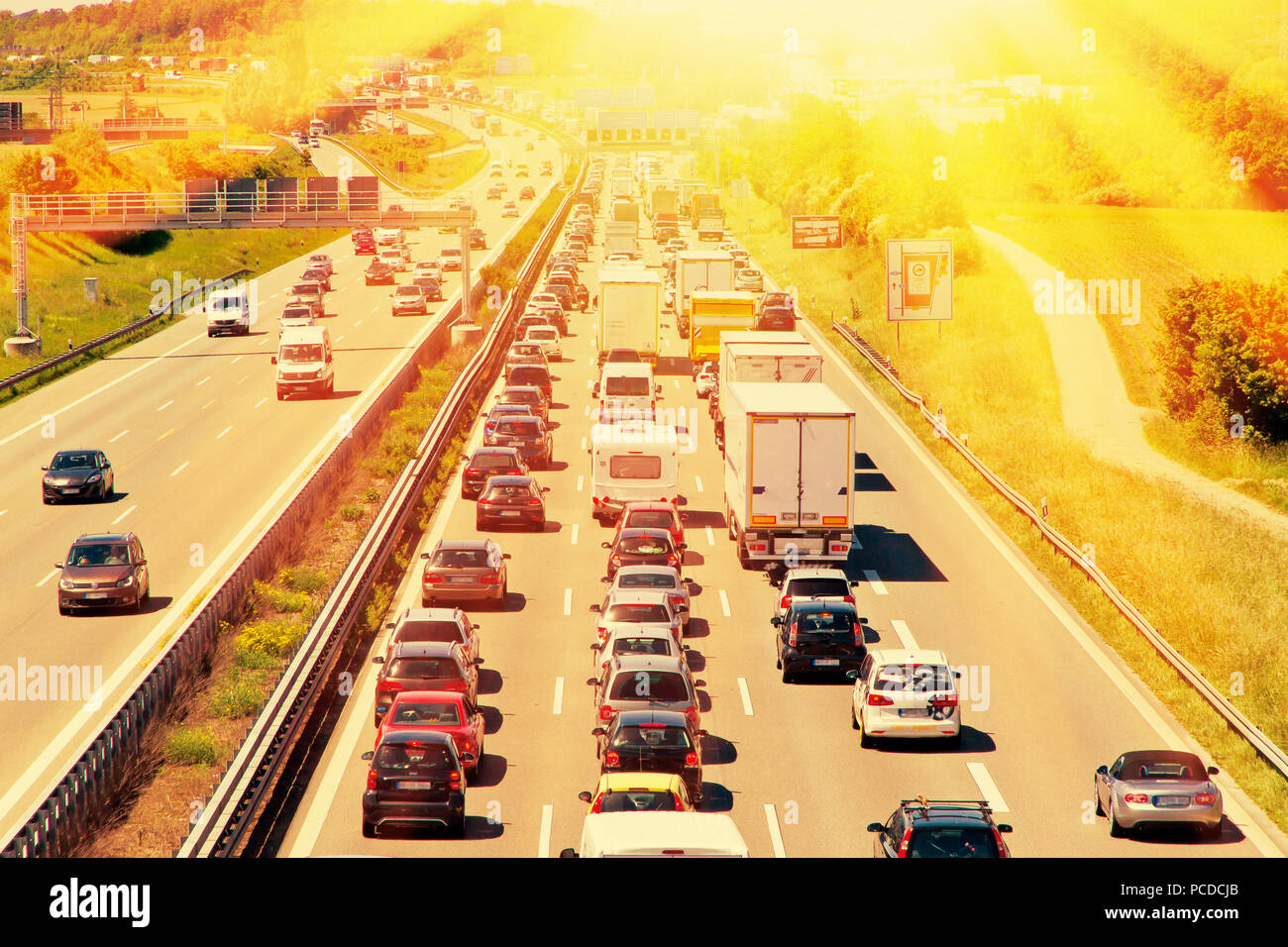 Autobahn an einem heißen Sommertag Stockfoto