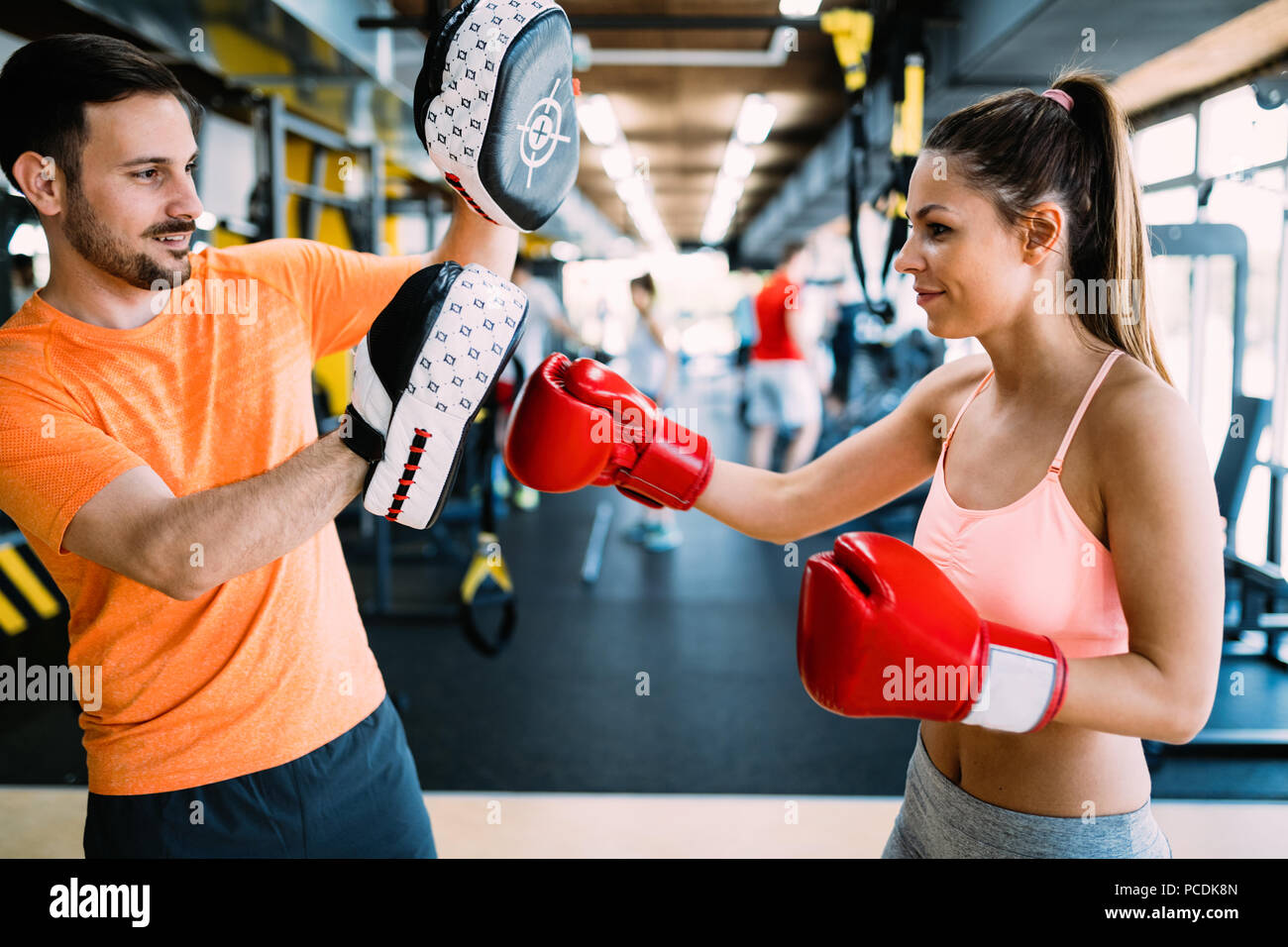 Bild Frau mit Boxhandschuhen und ihr trainer Stockfoto