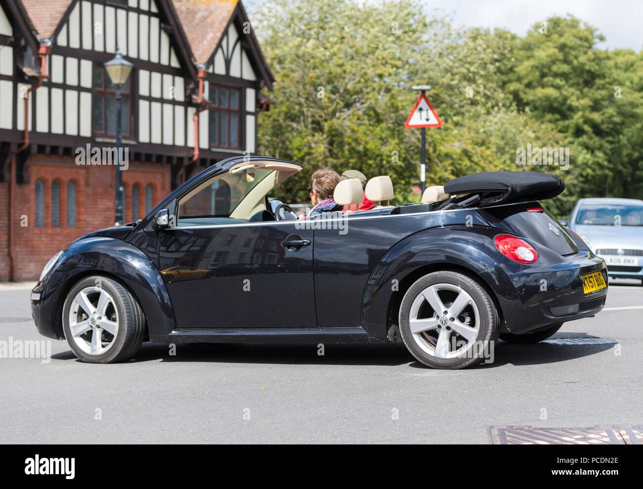 Schwarzen Volkswagen Beetle TDi Cabrio oben offenen Auto ab 2007 mit der Oberseite nach unten auf einen heißen Sommertag in England, Großbritannien. Stockfoto
