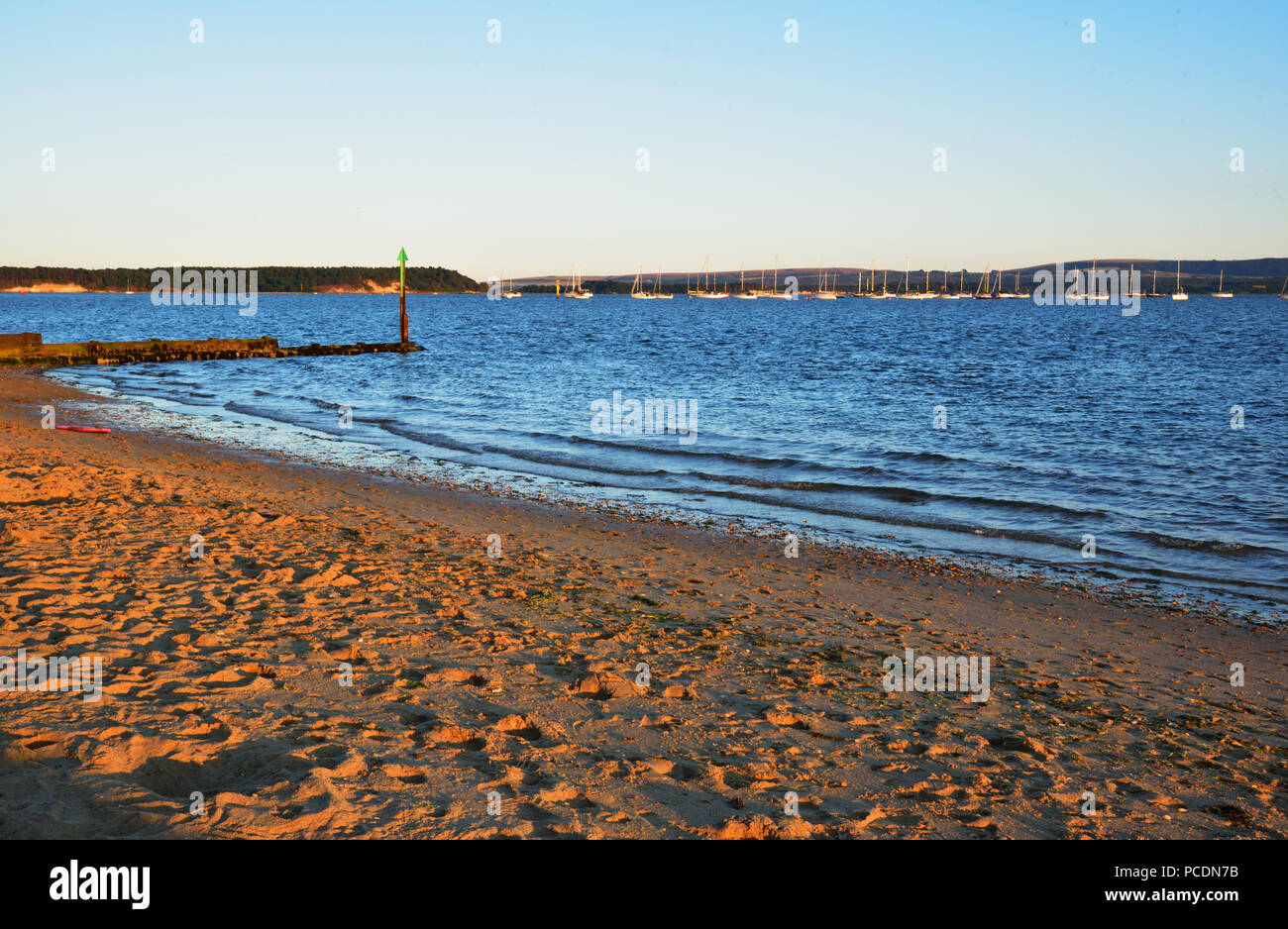 Hafen von Poole mit Brownsea Island auf der linken und die Purbeck Hills in der Ferne Stockfoto