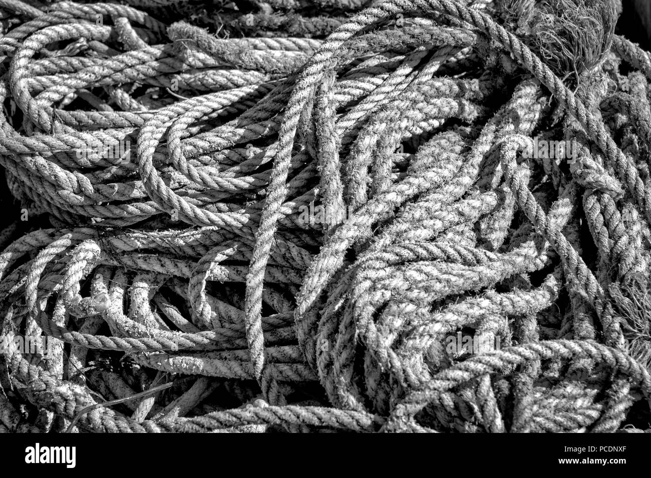 Spulen des Alten verwitterten Seil, Schwarzweiß Stockfoto