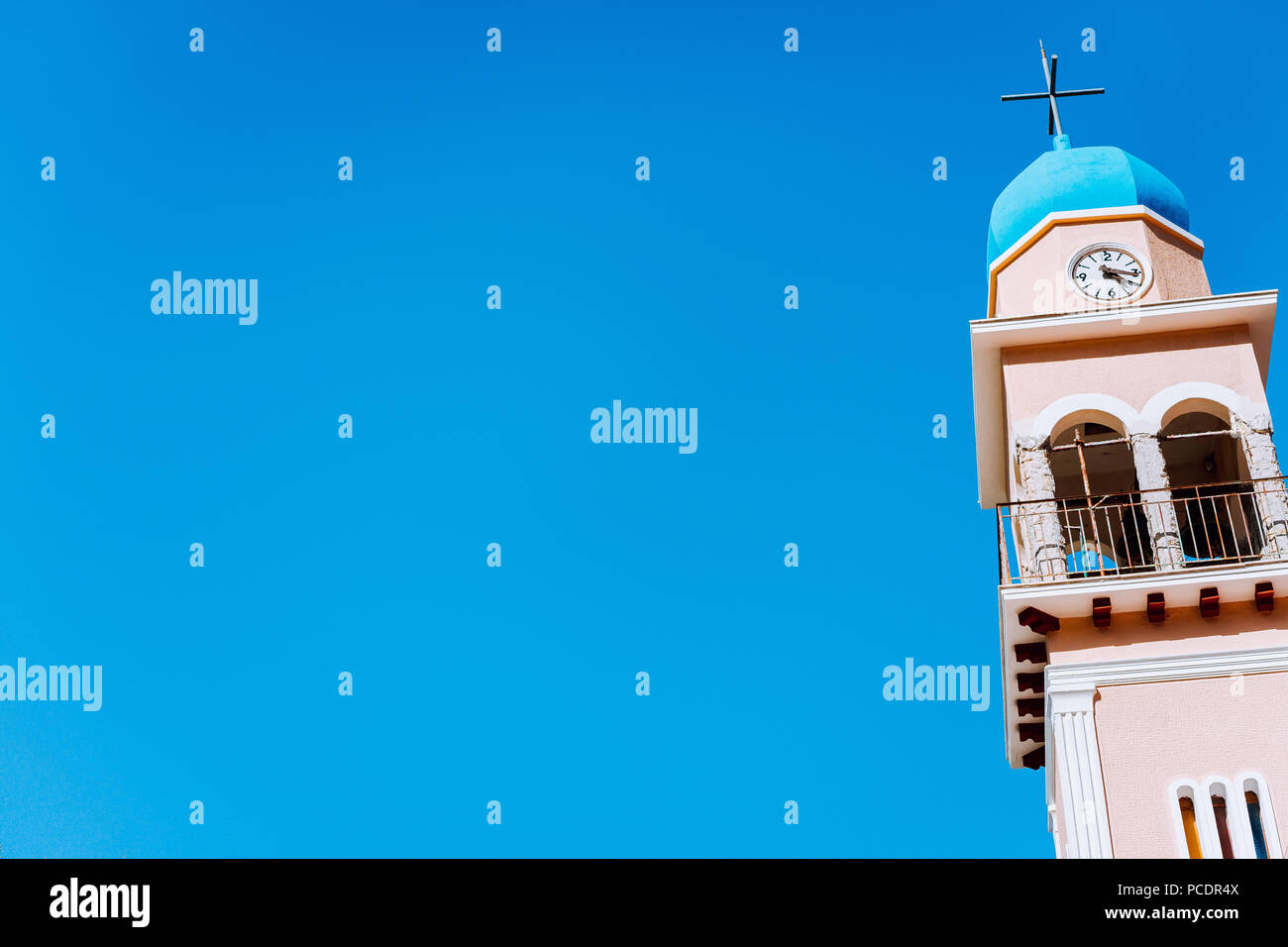 Kirche Turm gegen den blauen Himmel auf der Insel Kefalonia, Griechenland. Stockfoto