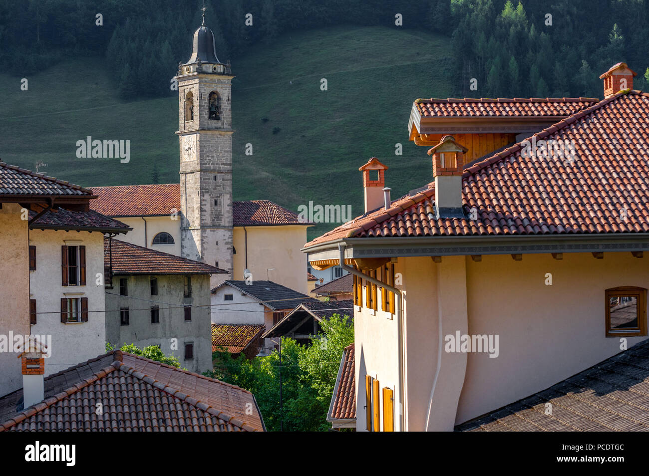 Die Kirche von der Darstellung der Maria in der kleinen italienischen Dorf Enguiso. Stockfoto