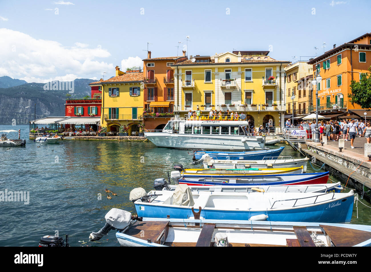 Die Italienischen Hafen Von Malcesine Am Ostufer Des Gardasees Italien Stockfotografie Alamy