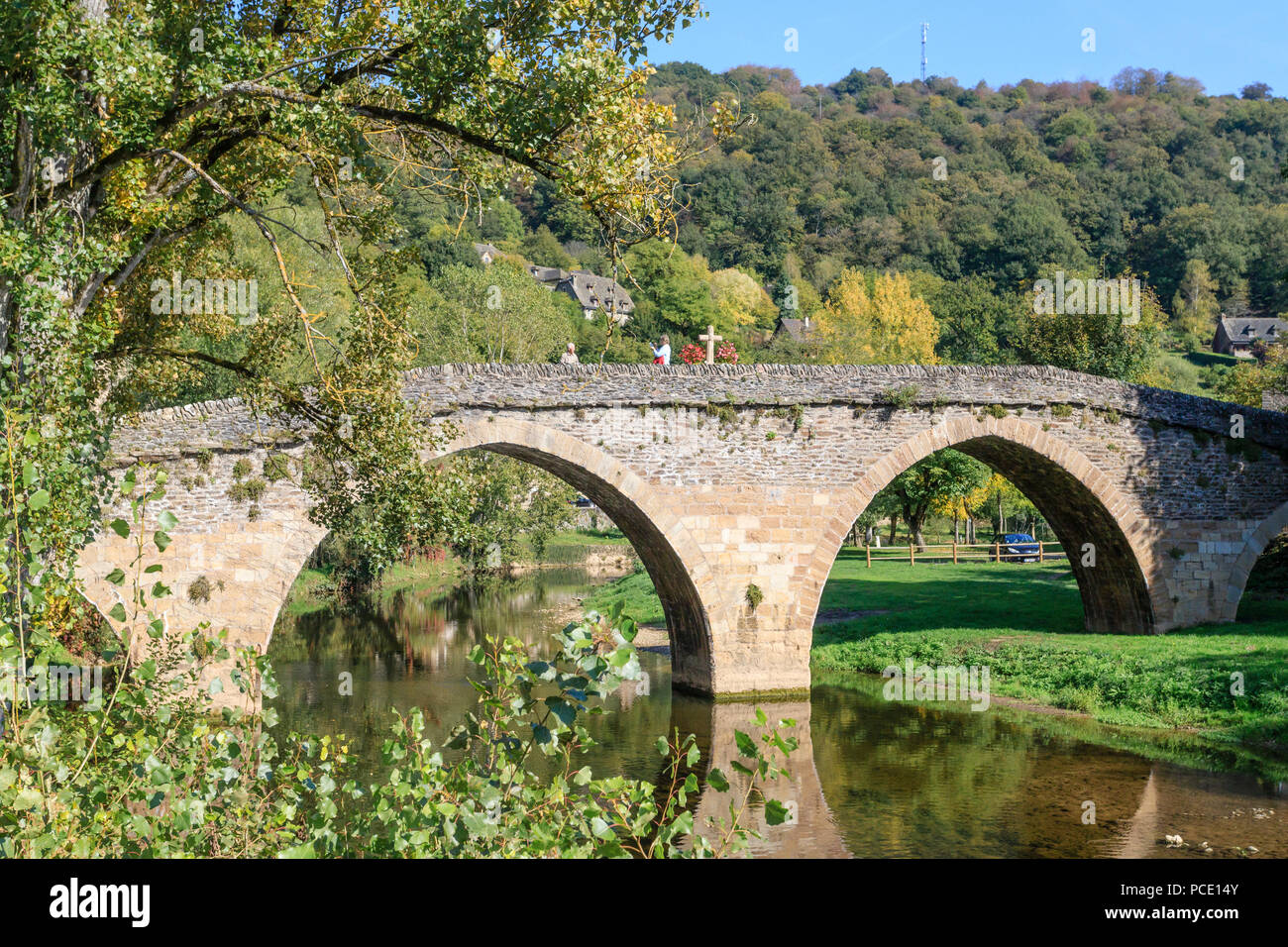 Frankreich, Aveyron, Belcastel, beschriftet Les Plus beaux villages de France (Schönste Dörfer Frankreichs), die alte steinerne Brücke vom 15. Jahrhunder t Stockfoto