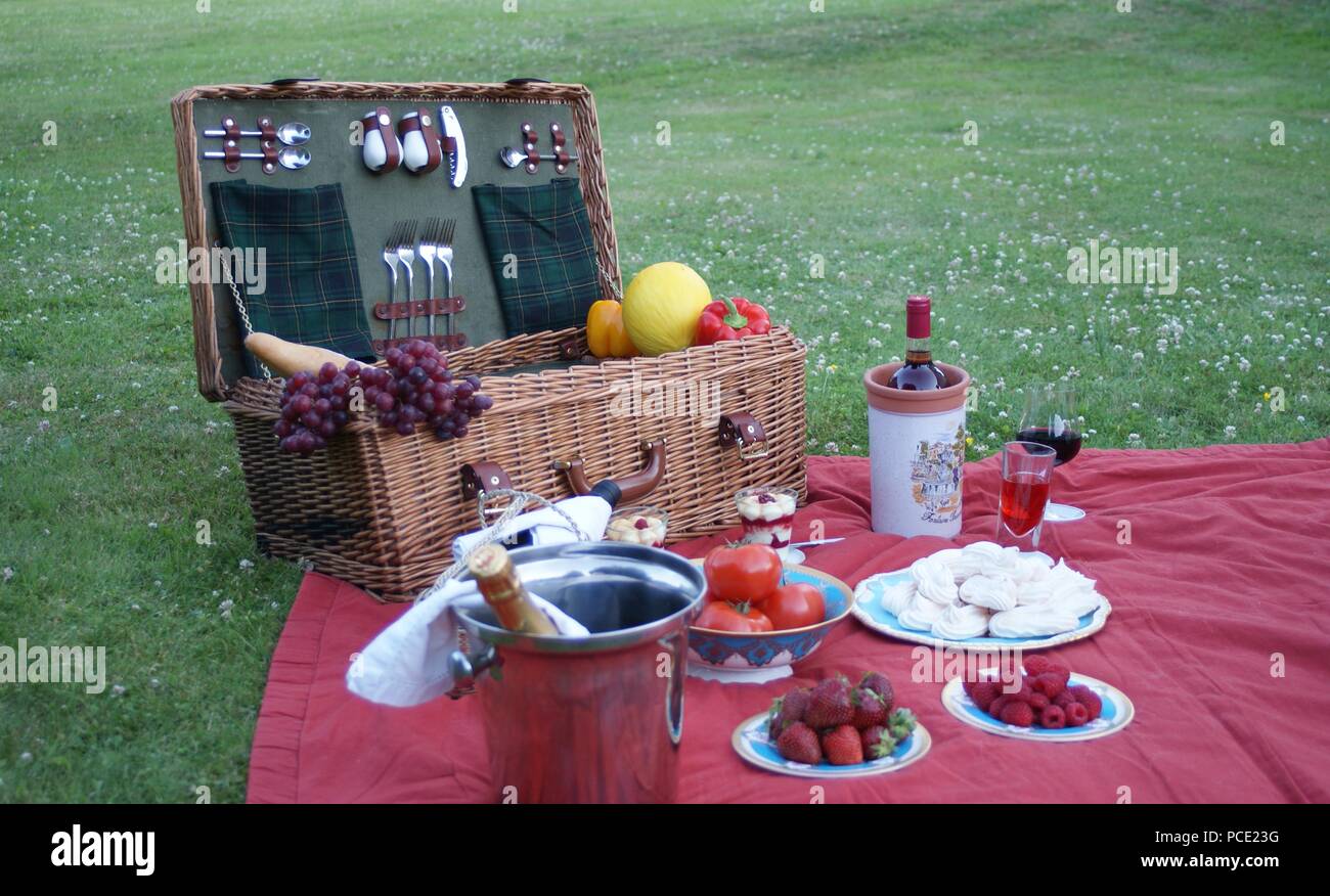 Englisches Picknick Korb auf der Picknickdecke mit vielen Köstlichkeiten  und Getränke Stockfotografie - Alamy