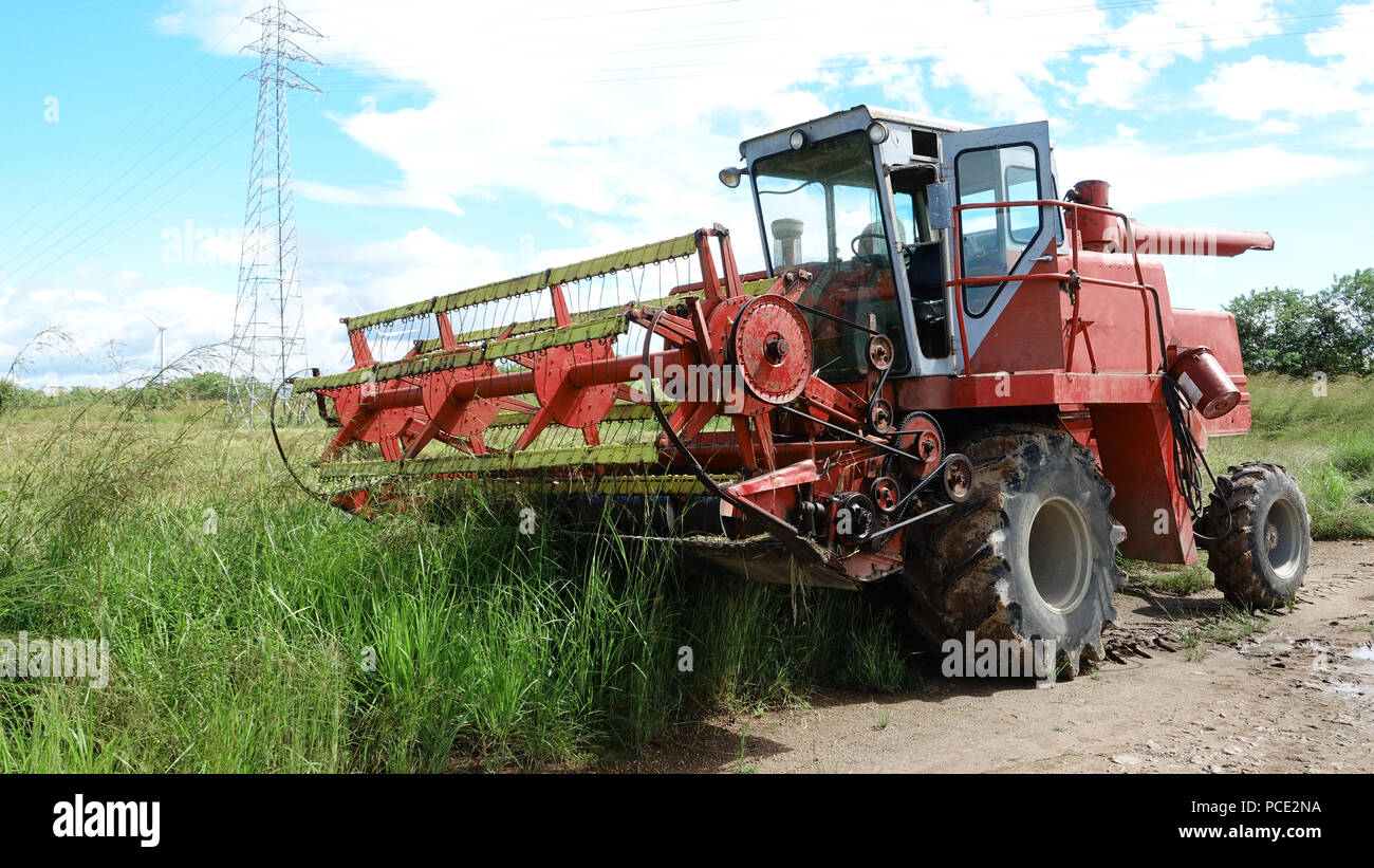 Mähdrescher Maschine fertig, die Ernte zu einem Reisfeld in Panama zu starten Stockfoto