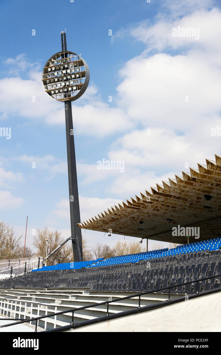 Runde Beleuchtung Panels am Fußball sport Stadion Hradec Kralove, Tschechische Republik Stockfoto