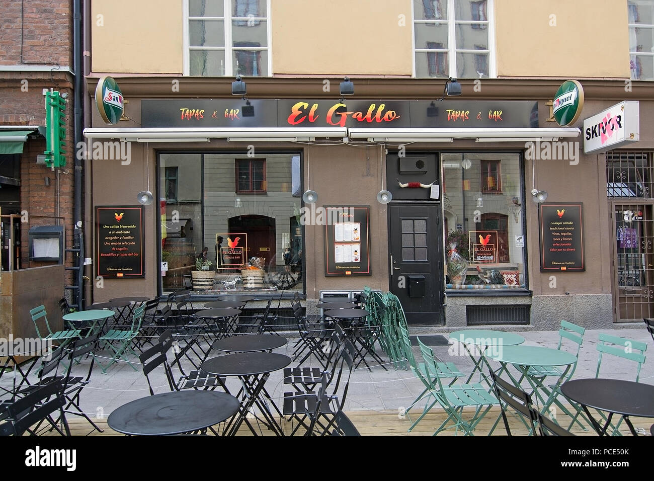 STOCKHOLM, Schweden - 11. JULI 2018: Fußgängerzone mit Restaurant El Gallo auf Rorstrandsgatan in Vasastan am 11. Juli 2018 in Stockholm, Schweden. Stockfoto