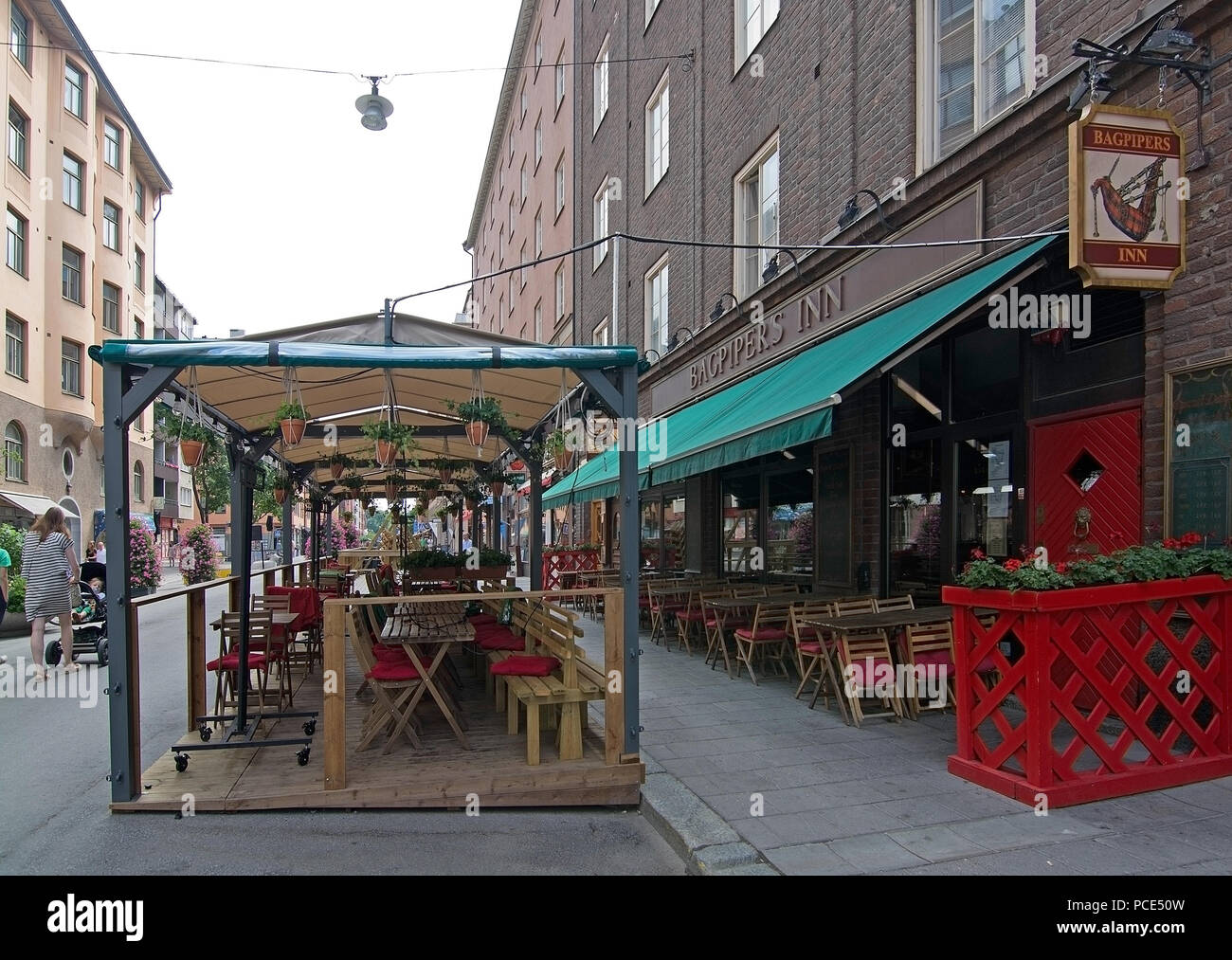 STOCKHOLM, Schweden - 11. JULI 2018: Fußgängerzone mit Restaurant Bagpipers Inn auf Rorstrandsgatan in Vasastan am 11. Juli 2018 in Stockholm, Schweden Stockfoto