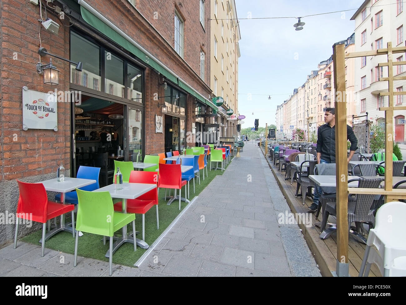 STOCKHOLM, Schweden - 11. JULI 2018: Fußgängerzone mit Restaurant Touch von Bengalen auf Rorstrandsgatan in Vasastan am 11. Juli 2018 in Stockholm, Swe Stockfoto