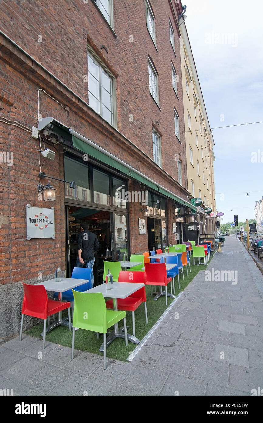 STOCKHOLM, Schweden - 11. JULI 2018: Fußgängerzone mit Restaurant Touch von Bengalen auf Rorstrandsgatan in Vasastan am 11. Juli 2018 in Stockholm, Swe Stockfoto