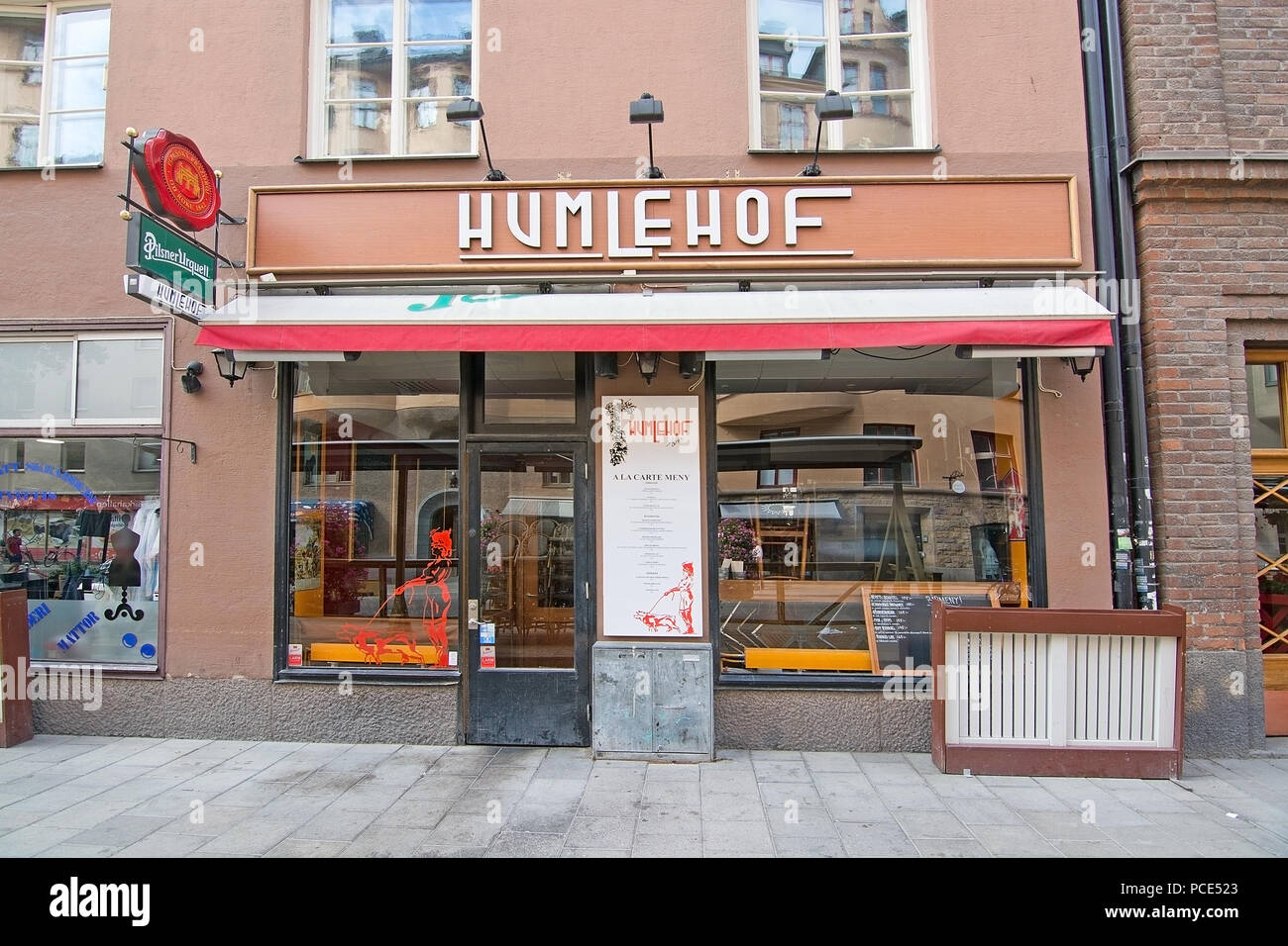 STOCKHOLM, Schweden - 11. JULI 2018: Fußgängerzone mit Restaurant Humlehof auf Rorstrandsgatan in Vasastan am 11. Juli 2018 in Stockholm, Schweden. Stockfoto