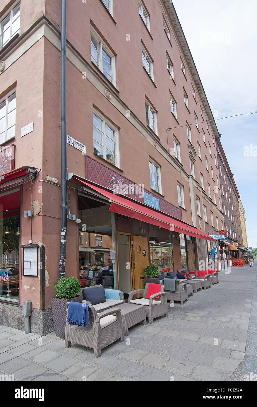 STOCKHOLM, Schweden - 11. JULI 2018: Fußgängerzone mit Restaurant Rött auf Rorstrandsgatan in Vasastan am 11. Juli 2018 in Stockholm, Schweden. Stockfoto