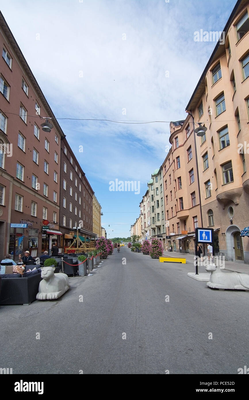 STOCKHOLM, Schweden - 11. JULI 2018: Fußgängerzone mit Restaurants und konkrete Lions für terroristische Schutz auf Rorstrandsgatan in Vasastan auf Ju Stockfoto