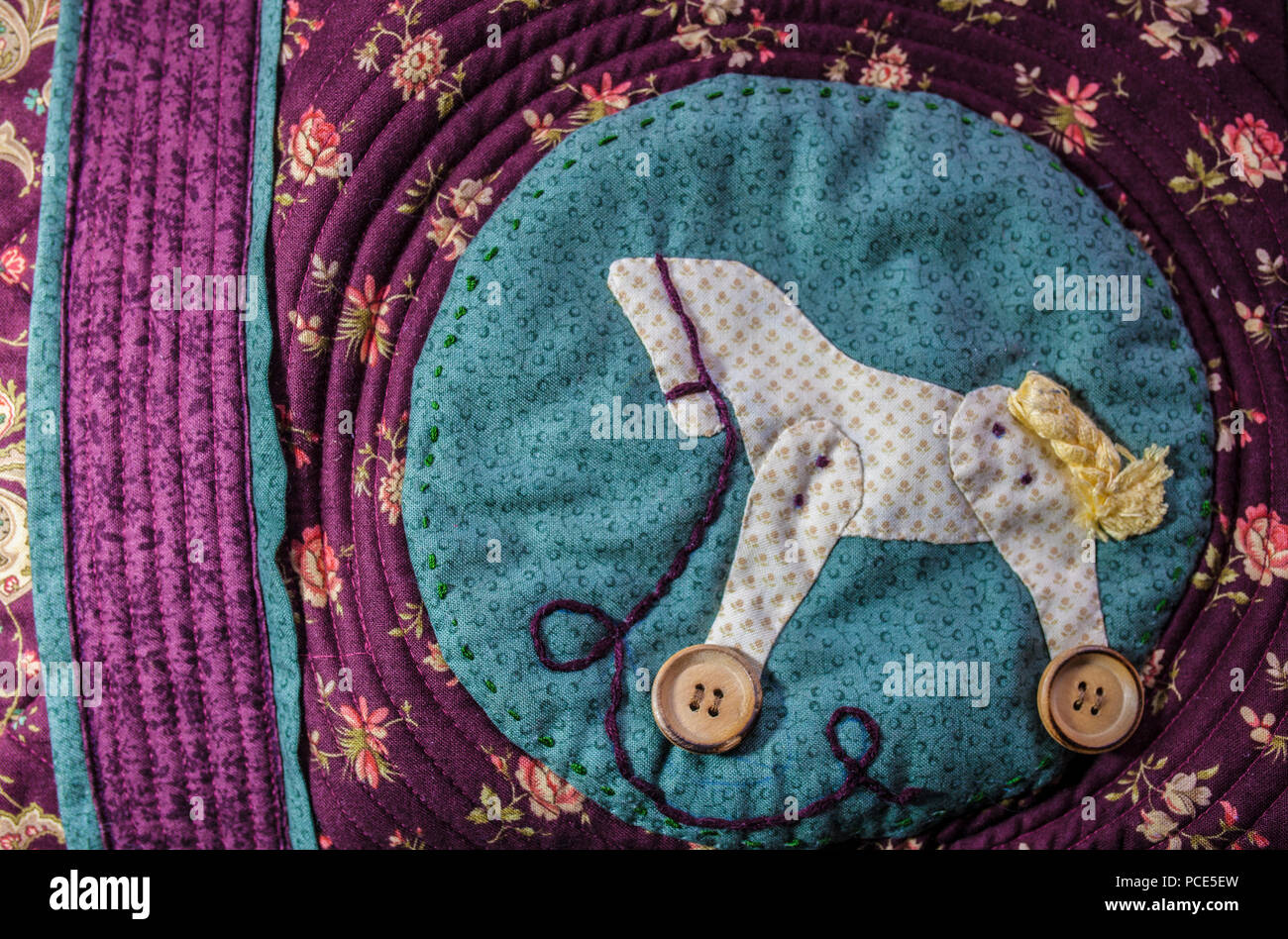 Spielzeug Pferd auf Kreis. Handwerk mit pachtwork Techniken Stockfoto Spielzeug Pferd auf Kreis. Handwerk mit pachtwork Techniken Stockfoto