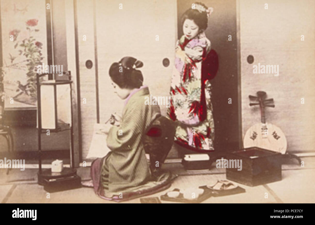 28 Adolfo Farsari (zugeschrieben) - eine Frau einen Brief schreiben Stockfoto